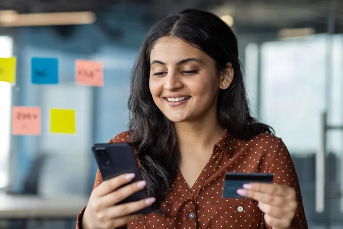 Kvinna som tittar på sin telefon