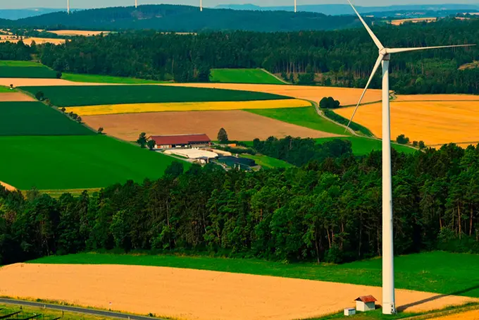 Jordbrukslandskap med vindkraftverk