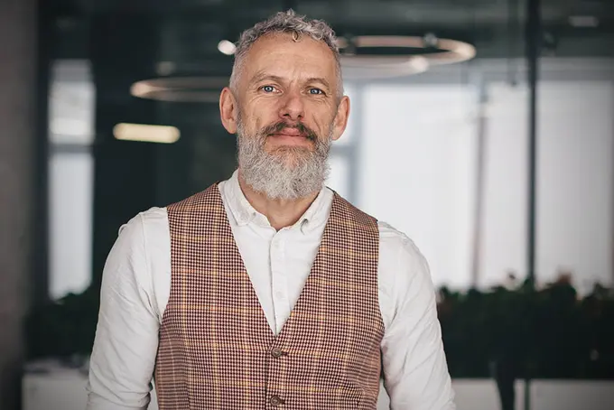 Man_med_skagg_inkomstforsakring_960x640