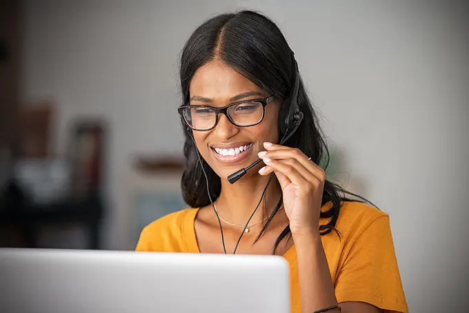 Medlemsrådgivare svarar på frågor via telefon.