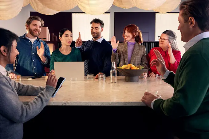 Handuppräckning runt bord