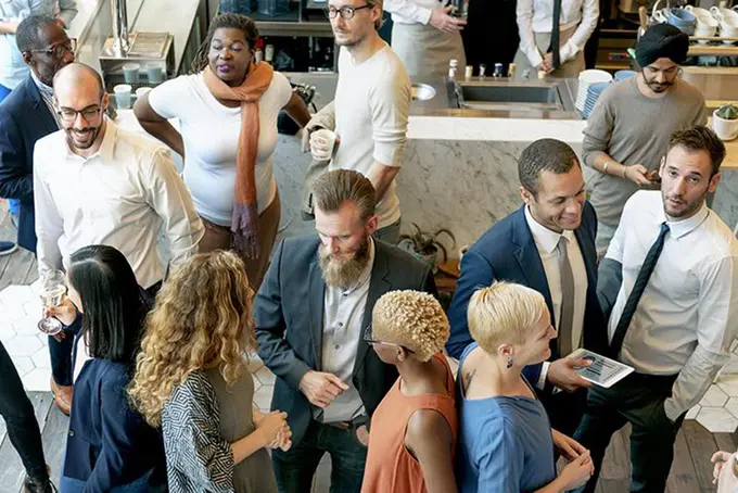 Unga personer minglar i ett rum