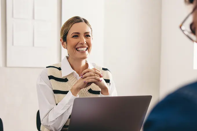 Kvinnlig chef som är glad