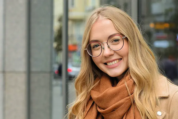 Glad ung människa