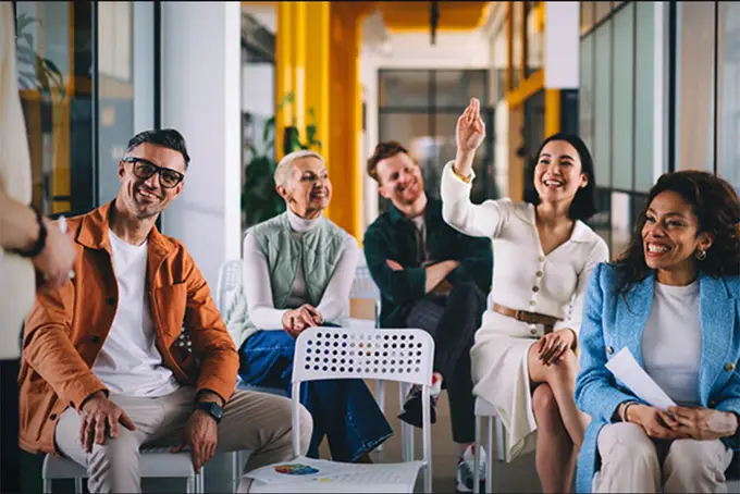 Kollegor sitter tillsammans