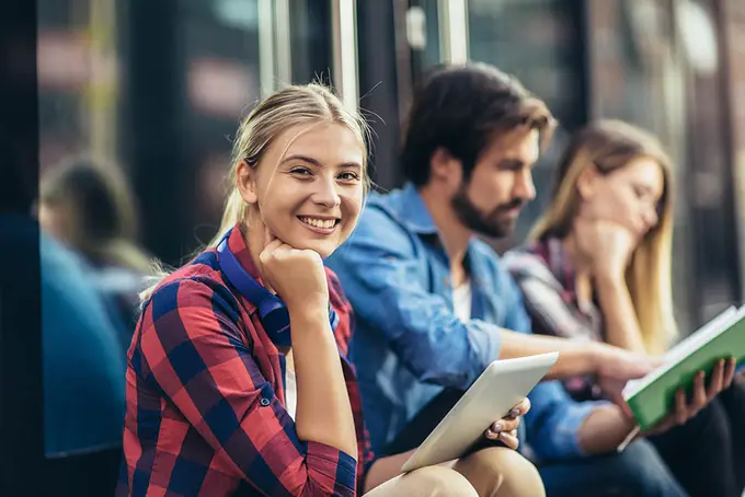 Jobbguiden - Ung kvinna ler in i kameran