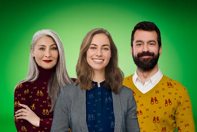 Foto på tre leende personer som står vända mot kameran mot en grön bakgrund