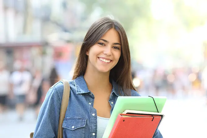 Glad yngre kvinna student