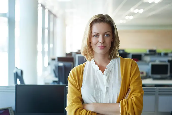 ett rimligt löneanspråk kvinna med armarna i kors