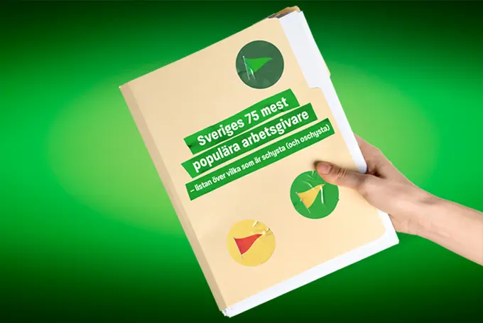 En hand som håller en bok med röd, gul och grön flagg på