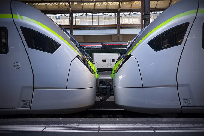 Två tågvagnar vända mot varandra