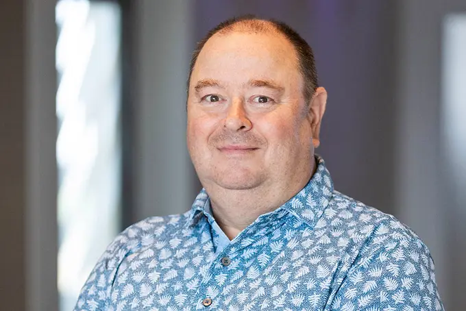 Porträttbild på James Jolly