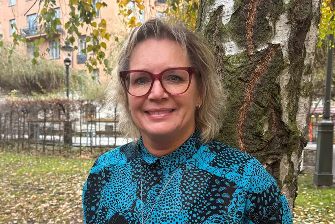 Porträttfoto på Johanna Strandlund framför en höstig björk