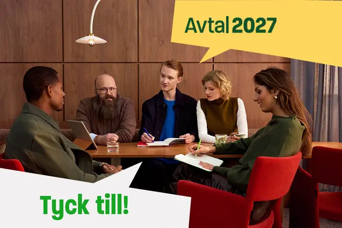 Kollegor på arbetsplats sitter och samtalar