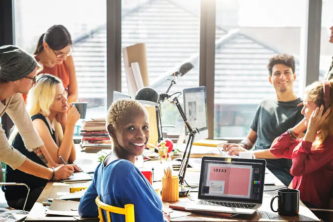 kollegor som sitter tillsammans vid skrivbord