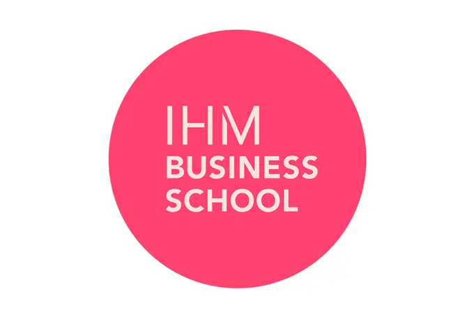 Rosa cirkel med vit text IHM Business School