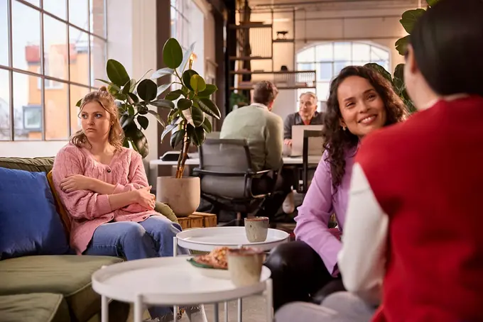 En person upplever utanförskap i en gemensam fikamiljö på arbetsplatsen