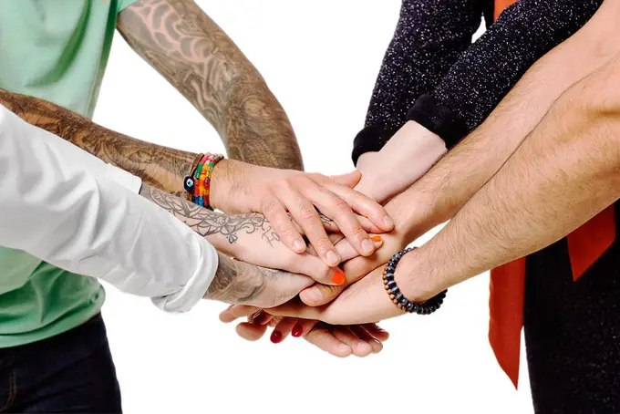 Många händer på varandra