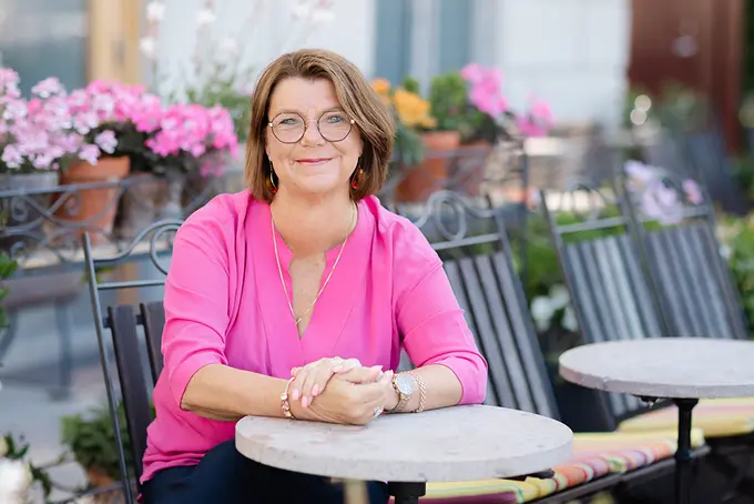 Kvinna i ceriserosa blus