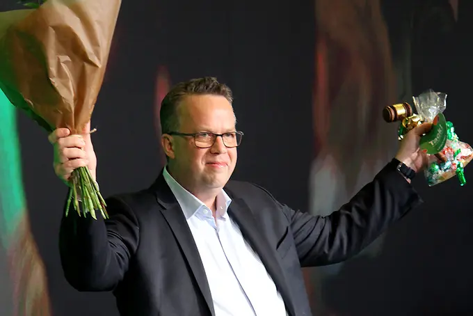 Martin Linder med blombukett på scen