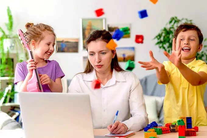 Kvinna med barn omkring sig