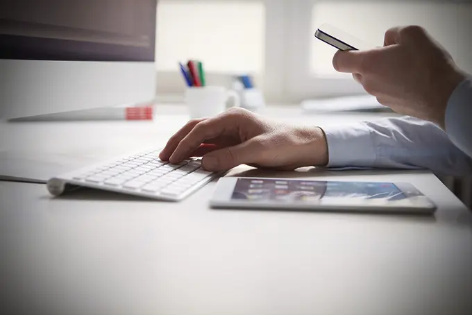 datorskärm händer skrivbord