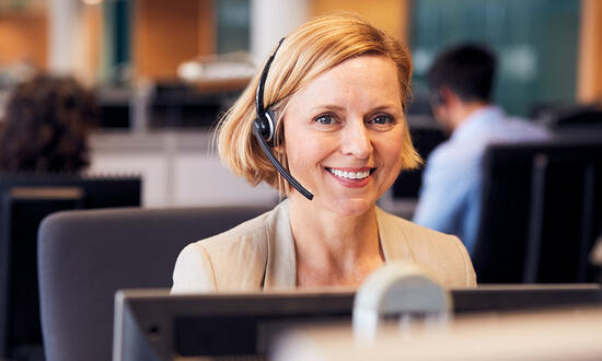 Bild på en tjej som svarar i telefon