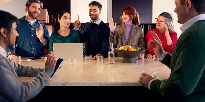 7 glada människor som räcker upp handen