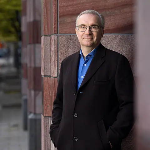 Miljöbild på Unionens förbundsordförande Peter Hellberg intill en vägg