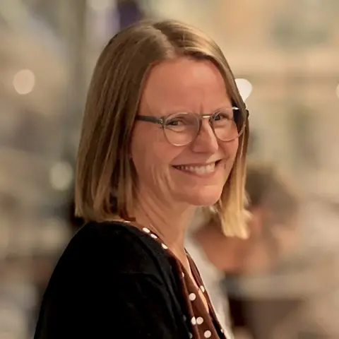 Glad kvinna med page