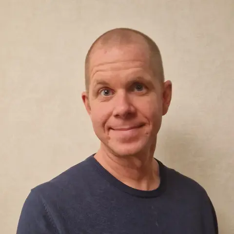 Porträttfoto på Johan Berg som ler in i kameran